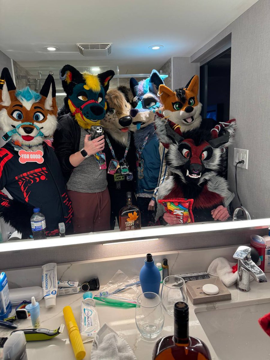The_cute_collie's tweet photo. #FurnalEquinox2025 is over. Last year, this con broke me because of certain people, and I was scared to go back. But now that it’s over, I’ve never felt better. I met so many new friends, everyone was so supportive. I’m so glad I gave it another chance! https://t.co/naVQJdAdd8