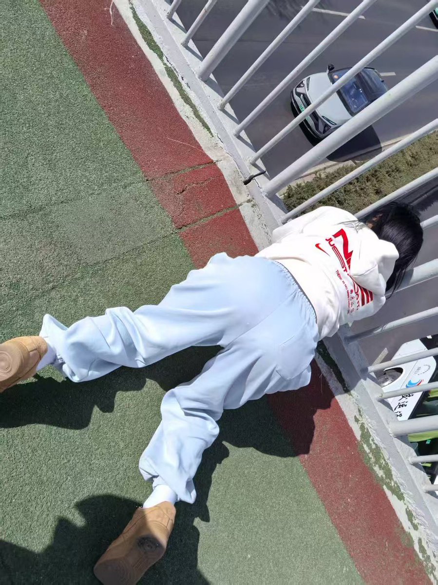 Coco37890852's tweet photo. 今天降温了，不适合外出 https://t.co/S6i8swAell