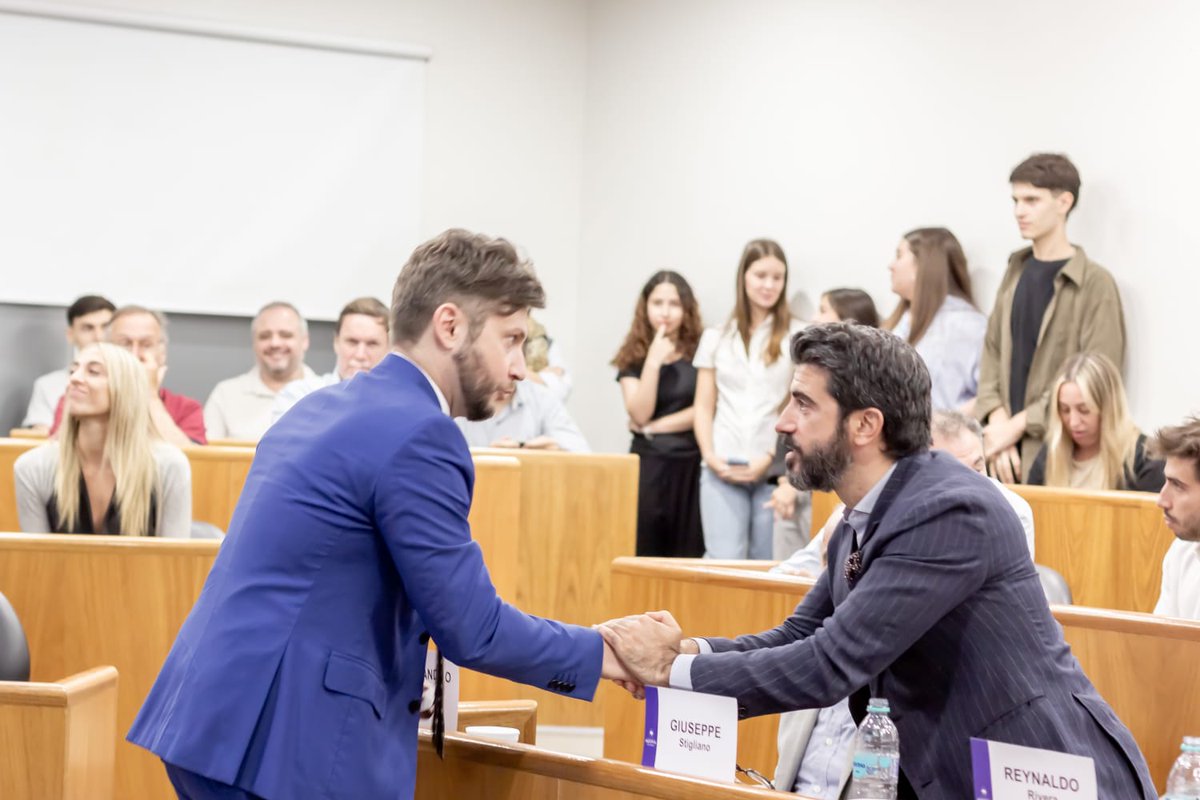Italy in Rosario (@italyinrosario) on Twitter photo 📢 El Cónsul General presentó la conferencia de la Universidad Austral de Rosario con el Prof. Giuseppe Stigliano 🇮🇹, experto en retail e innovación, junto a representantes empresariales y académicos.
📷 Credit: <a href="/australrosario/">Universidad Austral</a> 📢 El Cónsul General presentó la conferencia de la Universidad Austral de Rosario con el Prof. Giuseppe Stigliano 🇮🇹, experto en retail e innovación, junto a representantes empresariales y académicos.
📷 Credit: <a href="/australrosario/">Universidad Austral</a>