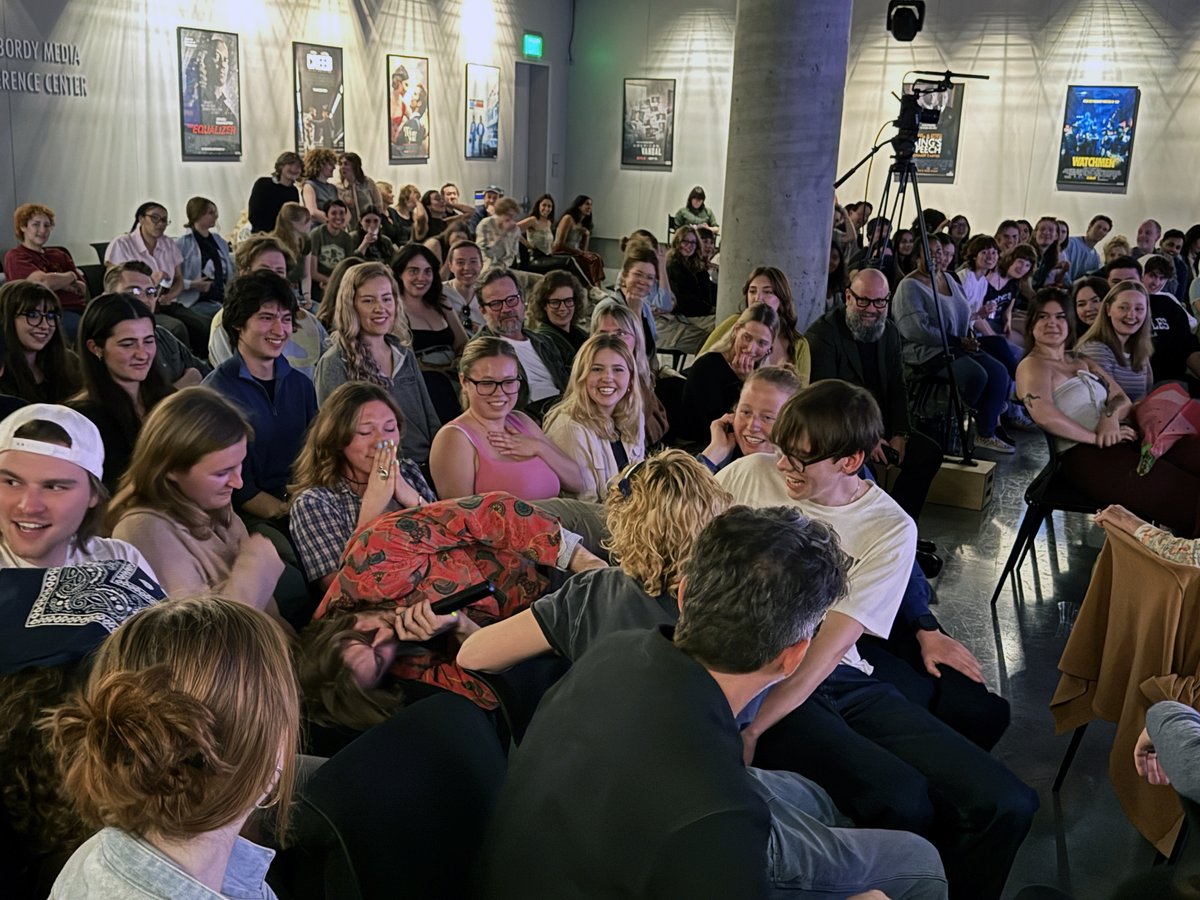 #ICYMI Generations of Emersonians came together for a night of comedy, connection, and community at the inaugural Emerson Laughs Aloud. The show, a combination of stand-up, sketch, and improv, featured around 15 ELA students and 15 alumni. today.emerson.edu/2025/03/26/a-c…
<a href="/ComedicArtsEC/">Comedic Arts Emerson</a>