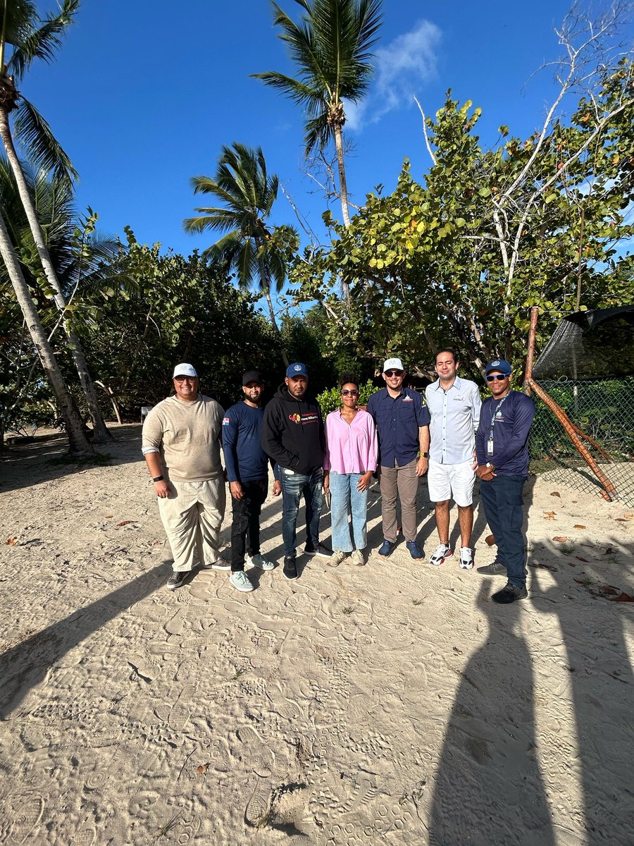 Que grato ha sido pasar el día con el viceministro de Áreas Protegidas del Ministerio de Medio Ambiente, Carlos Batista, y mi querida Veruska Lantigua, encargada de Co-Manejos, a quienes recibí junto al equipo de Tropicalia y parte del equipo de monitores costeros de PROTORTUGA.