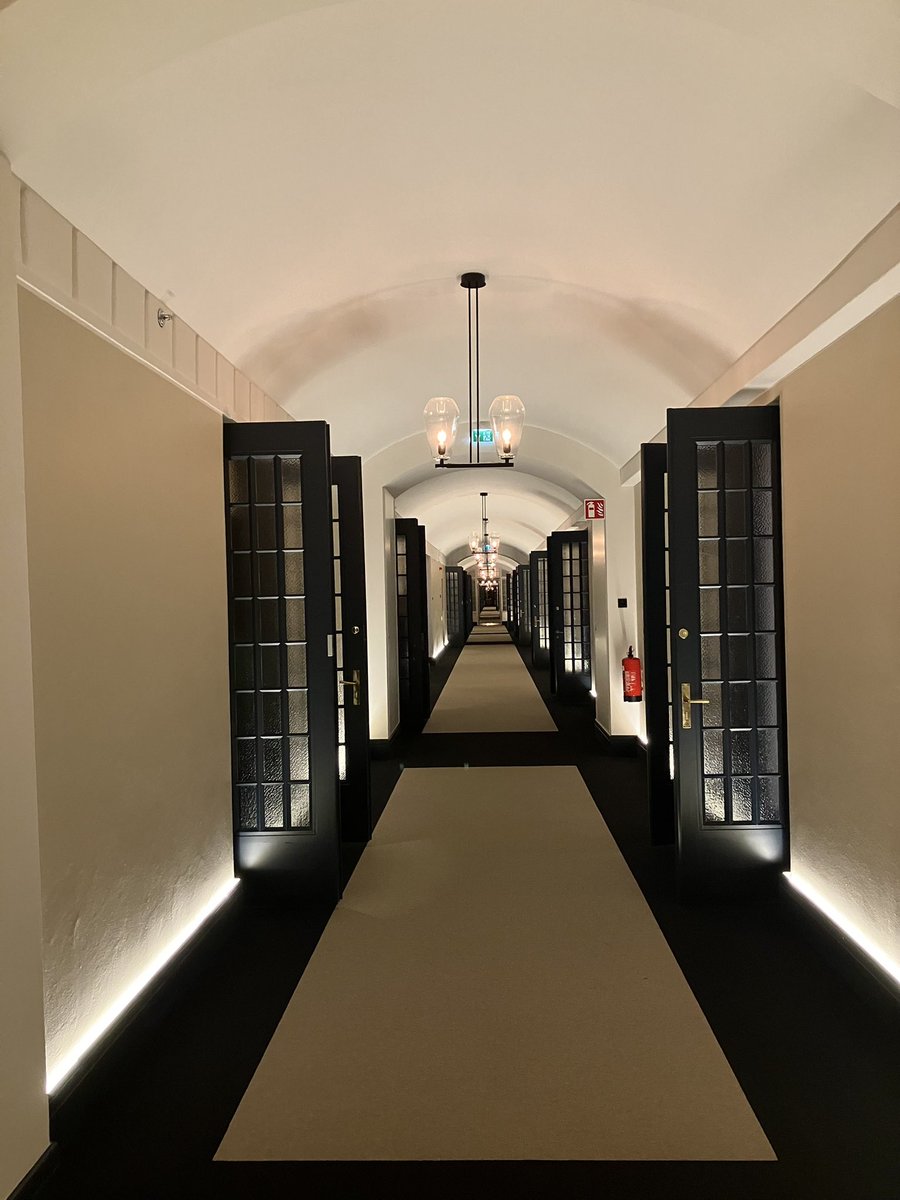 Täälläkö piti ilmoittaa jos maalainen käy Hesuleissa? On täällä kaikki niin suurta! Hotellin käytäväkin  vain jatkuu, jatkuu… huh!