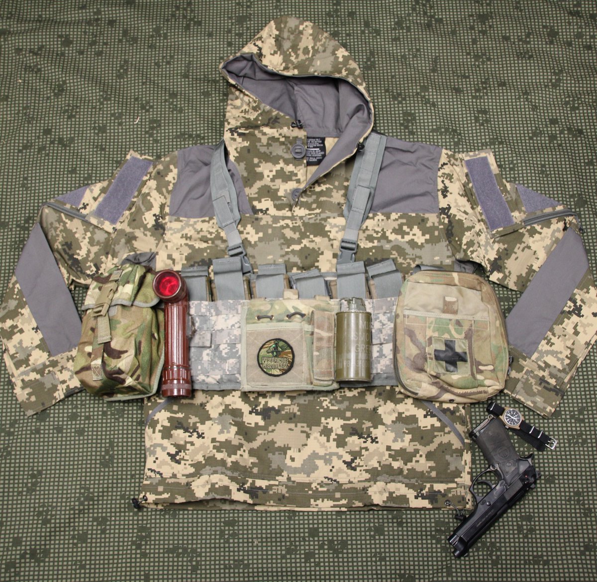 FFVUSA's tweet photo. Let's step it up a notch today, and go with a "poor" dudes load out.
A do-it all anorak, some surplus Cordura, and some tactical accessories - most of which available via the link in our bio, on the cheap!
#fireforceventures #milsurp #loadout https://t.co/hiJb3CNzw7