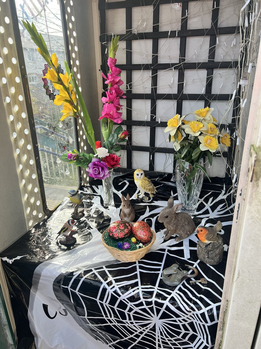 Handforthrail's tweet image. The spring displays have been added to the display boxes at the steps at the top of the Crewe bound platform 
@CommunityRail @northernassist @CheshireEast