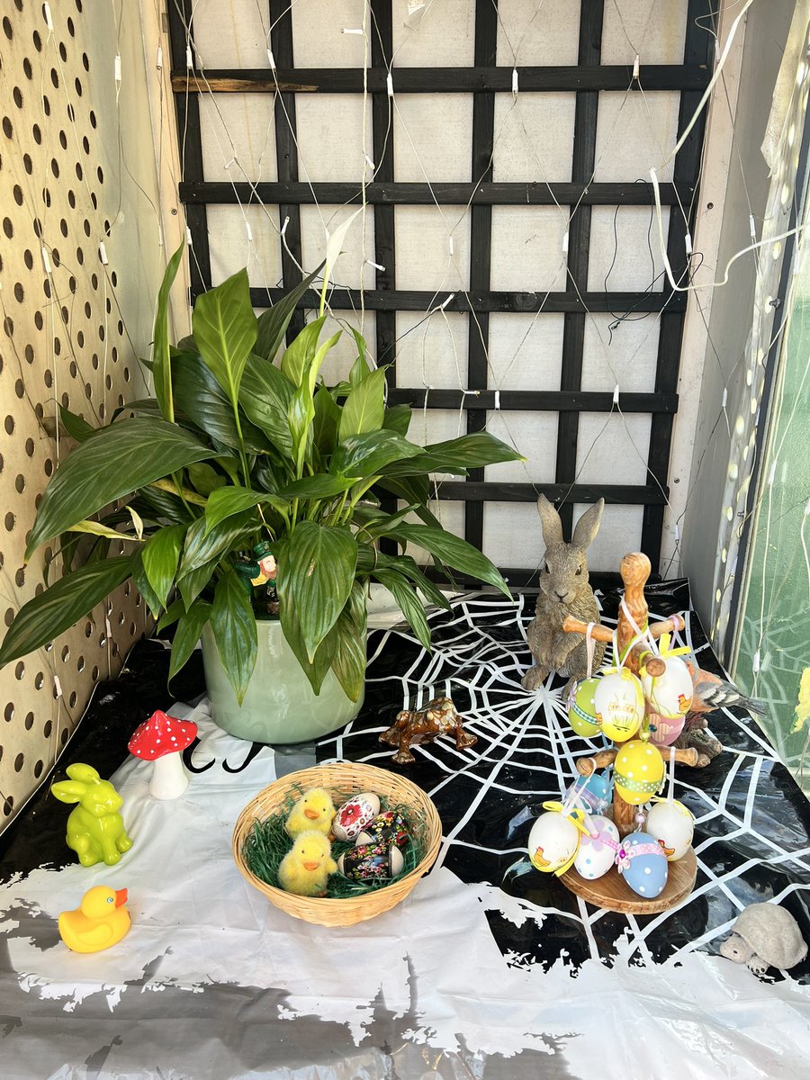 Handforthrail's tweet image. The spring displays have been added to the display boxes at the steps at the top of the Crewe bound platform 
@CommunityRail @northernassist @CheshireEast