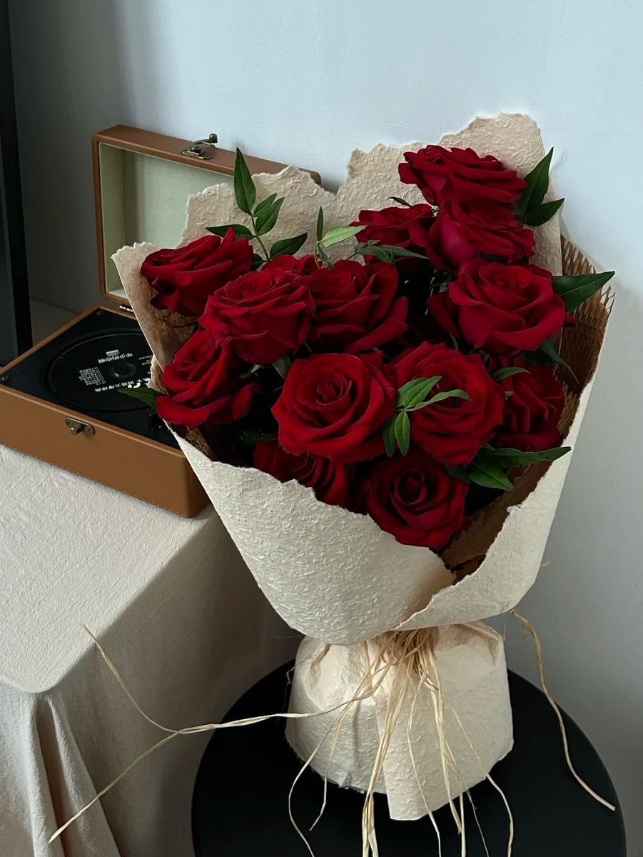 i3Moment's tweet photo. Red roses bouquet https://t.co/4b3itt3pqD