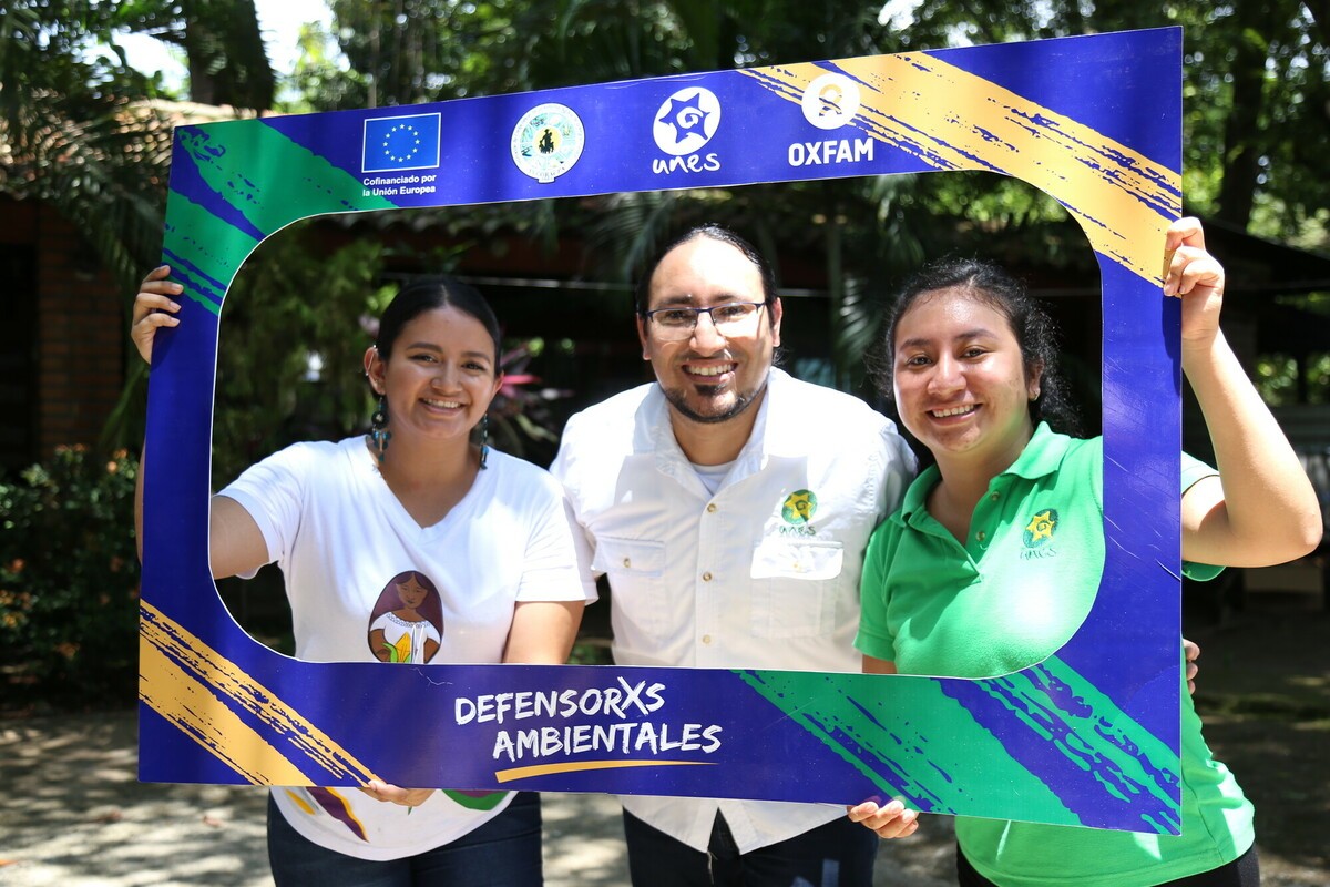 Oxfam_CA's tweet photo. 🌍Esta actividad se enmarca en el proyecto #DefensorxsAmbientales, que trabajamos junto a @FECORACEN y la @UNES_ElSalvador  para fortalecer y proteger a defensoras y defensores del medio ambiente. Con el apoyo de la @UEenElSalvador, impulsamos el empoderamiento de mujeres y juventudes campesinas e indígenas en La Libertad, Sonsonate y Ahuachapán, promoviendo mecanismos de protección y el fortalecimiento de sus derechos ambientales.