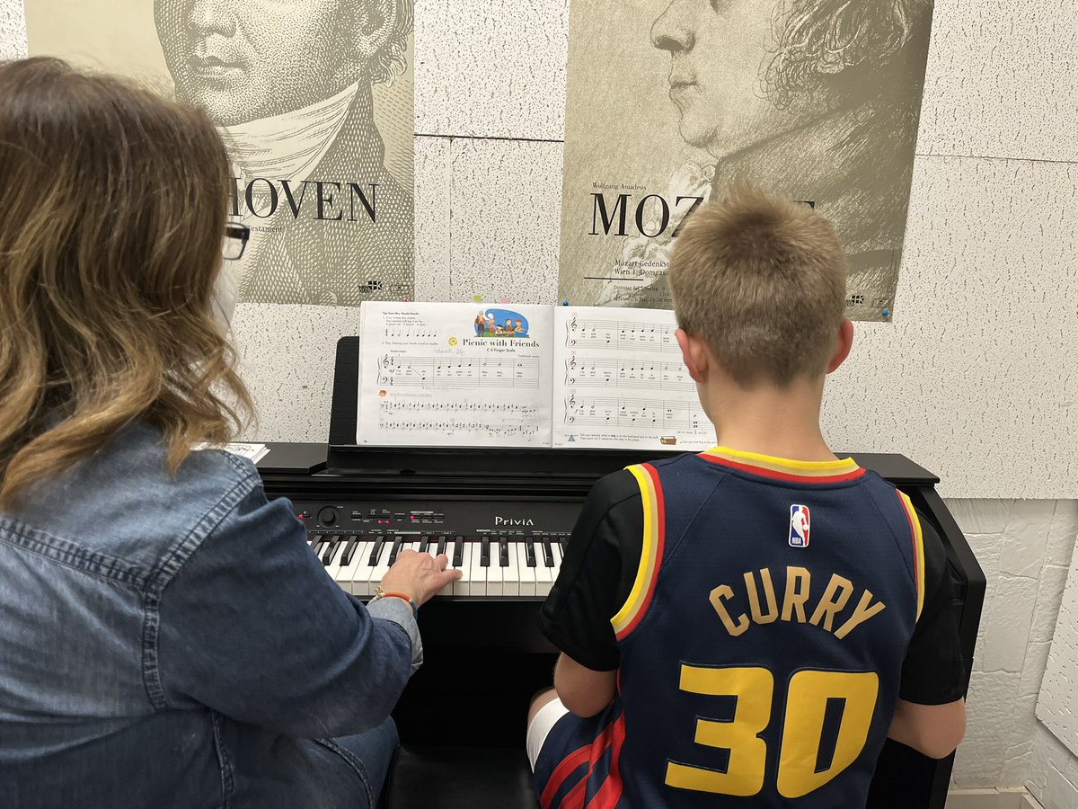 kazar54's tweet photo. Hey @StephenCurry30 got a fan not only working on his bball skills but trying to master the keys as well! My son Braxton had a question…you play any instruments as well?? 🤔 https://t.co/YwEnnELgBW
