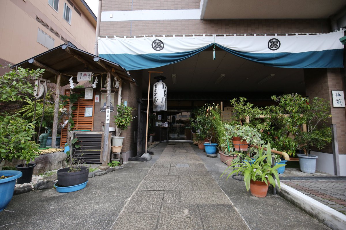 If you do visit Matsui Shuzo in Kyoto to try their craft gin and rum, which we reported on in WSJJ2, you shouldn’t pass on their delicious sake, either. The company, founded in 1726, has some wonderful brands and they’re available from the shop.