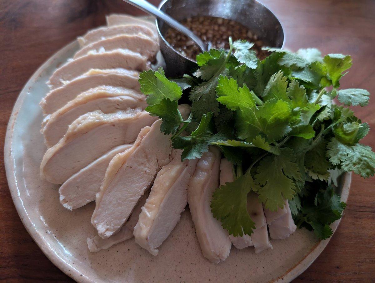 おはようございます

昨日の夜ご飯用に作ったカオマンガイ(ご飯は別)
めっちゃ簡単で美味しくできたのでまた作る

#おうちごはん