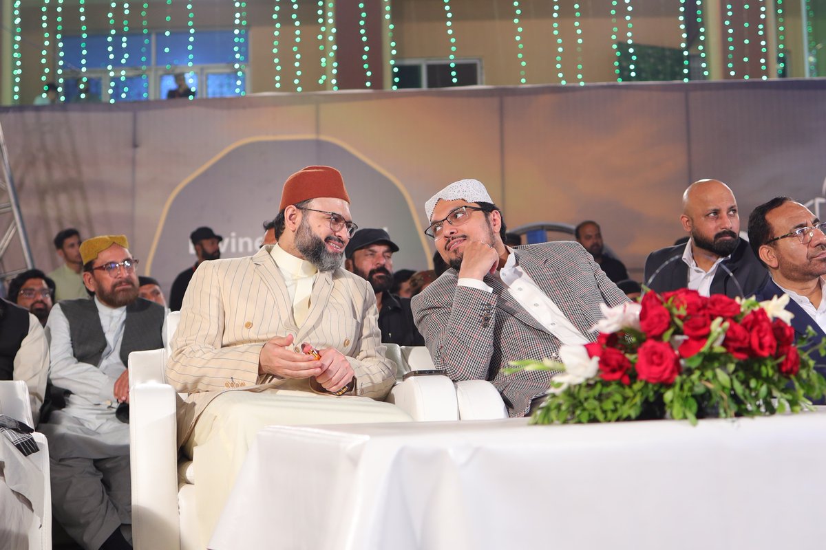 چیئرمین سپریم کونسل منہاج القرآن انٹرنیشنل ڈاکٹر حسن محی الدین قادری شہرِ اعتکاف کی چھٹی نشست میں شریک، انہوں نے شیخ الاسلام پروفیسر ڈاکٹر محمد طاہر القادری دامت برکاتہم العالیہ کا "صحراے عِشق میں چند عارفوں سے ملاقات" کے موضوع پر خطاب سماعت کیا۔
#عشق_الٰہی_اور_لذت_توحید #Itikaf