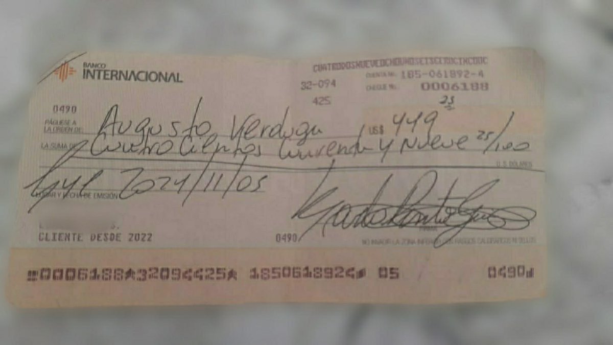 VerdugaAugusto's tweet photo. Cuando el dolor no es suficiente: la infamia detrás del asesinato de mi amigo, Jimmy Ruiz.

No ha sido fácil escribir esto. De hecho, es profundamente injusto tener que hacerlo. Pero cuando la persecución no tiene límites, cuando el odio y la manipulación buscan despojarnos incluso de nuestro propio dolor, el silencio no es una opción.  

El 5 de noviembre de 2024, mi vida cambió para siempre. Ese día asesinaron a Jimmy Ruiz Engracia, un amigo entrañable, un asesor brillante, un ser humano noble. Su muerte no solo dejó un vacío imposible de llenar, sino que desató una campaña de manipulación infame que intentó distorsionar lo evidente: lo mataron en un atentado dirigido contra mí.  

Jimmy, junto con dos amigos más, me acompañó ese día a la ciudad de Daule, a la plaza comercial *Mix Center*, para resolver un problema que parecía menor: la devolución de un dinero por una compra en una empresa de muebles. Nada hacía presagiar la tragedia que estaba por ocurrir.  

Semanas antes, yo había cobrado el primer cheque de esa devolución, acompañado de mi esposa y mi hijo recién nacido. Recuerdo que en esa visita la actitud de los representantes de la empresa ya era hostil. Después de ese encuentro, recibí una llamada inquietante. Quien se identificó como el gerente general de la empresa me advirtió, con insultos y amenazas veladas, que él mismo me entregaría el segundo cheque de $449,25 cuando regresara. Esa agresividad inusual me hizo tomar precauciones: el 5 de noviembre no fui solo, sino con Jimmy y dos amigos más.  

Pero ese hombre nunca apareció. En su lugar, una empleada me entregó el cheque sin mayores inconvenientes. Parecía que todo había terminado. Jimmy y yo nos despedimos en el estacionamiento; él partió primero en su auto, mientras yo subía al vehículo de mi cuñado, quien me había pasado a recoger.  

Segundos después, la tragedia.  

Un grupo de sicarios se acercó al vehículo de Jimmy y disparó más de 30 veces. Tengo la imagen en la retina. Lo mataron en el acto. Nosotros, aterrados, huimos del lugar y buscamos refugio. Luego, la noticia que nunca hubiera querido escuchar: Jimmy estaba muerto.  

La Fiscalía inició una investigación ese mismo día. Pero la inacción de la DINASED fue tan escandalosa como predecible: cámaras de seguridad, testigos, guardias del centro comercial, números telefónicos... todo quedó en el aire. En esas primeras 48 horas, el momento clave para detener a los responsables, no hicieron nada.

Y entonces comenzó la infamia.  

Una fuente confiable me informó que, desde el inicio de la investigación, la fiscal general Diana Salazar presionó para involucrarme. Sí, leyeron bien: intentaron convertir a la víctima en sospechoso.

No había pruebas, no había indicios, no había nada. Pero eso no importó. Salazar necesitaba construir una narrativa y encontró en la tragedia de Jimmy una oportunidad perversa. Fue el pretexto perfecto para incautarme mis dispositivos, en un abuso de poder que se concretó más adelante con la farsa llamada “caso Ligados”. ¿El verdadero motivo? No era justicia. Era venganza. Porque me atreví a fiscalizar el plagio de su tesis de postgrado y denunciar al poder más intocable y monstruoso del país: el de la banca privada y su relación con el lavado de dinero.  

A ese montaje judicial se sumó la maquinaria mediática. Teleamazonas, sin pruebas ni rigor, lanzó un reportaje absurdo sugiriendo que mi rol en el CPCCS tenía algo que ver con la muerte de Jimmy. Poco después, El Expreso publicó un panfleto escrito por Roberto Aguilar, un hombre consumido por el odio, que ni siquiera se tomó la molestia de verificar datos básicos: escribió sobre Sócrates Verduga y Augusto Verduga como si fueran dos personas distintas, insinuando que ambos estuvieron en el lugar del crimen. Un error tan grotesco que, hasta hoy, no ha sido corregido.🧵
