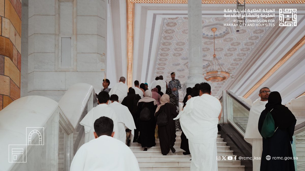 RCMC_KSA's tweet photo. ليلة السابع والعشرين من رمضان، حيث تتوجه القلوب وتعلو الدعوات، يؤدّي ضيوف الرحمن عباداتهم بانسيابية وسلاسة، متنقّلين بين الساحات والمصليات في #المسجد_الحرام. #مكة_المكرمة #رمضان https://t.co/SsIhPMMCwQ