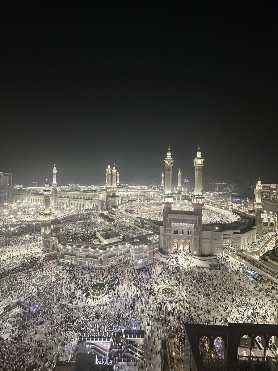 almashi11's tweet photo. “من جوار الكعبة، وفي هذه الليلة المباركة، ليلة 27 من رمضان، ندعو الله أن يتقبل صيامنا وقيامنا، ويغفر لنا ذنوبنا، ويبلغنا ليلة القدر. اللهم اجعلنا من عتقائك من النار وحقق لنا ما في قلوبنا. واجز قيادتنا عن ماتقدمه لخدمة الحرمين خير الجزاء .
 #ليلة_القدر #مكة” https://t.co/zzAelzStYW