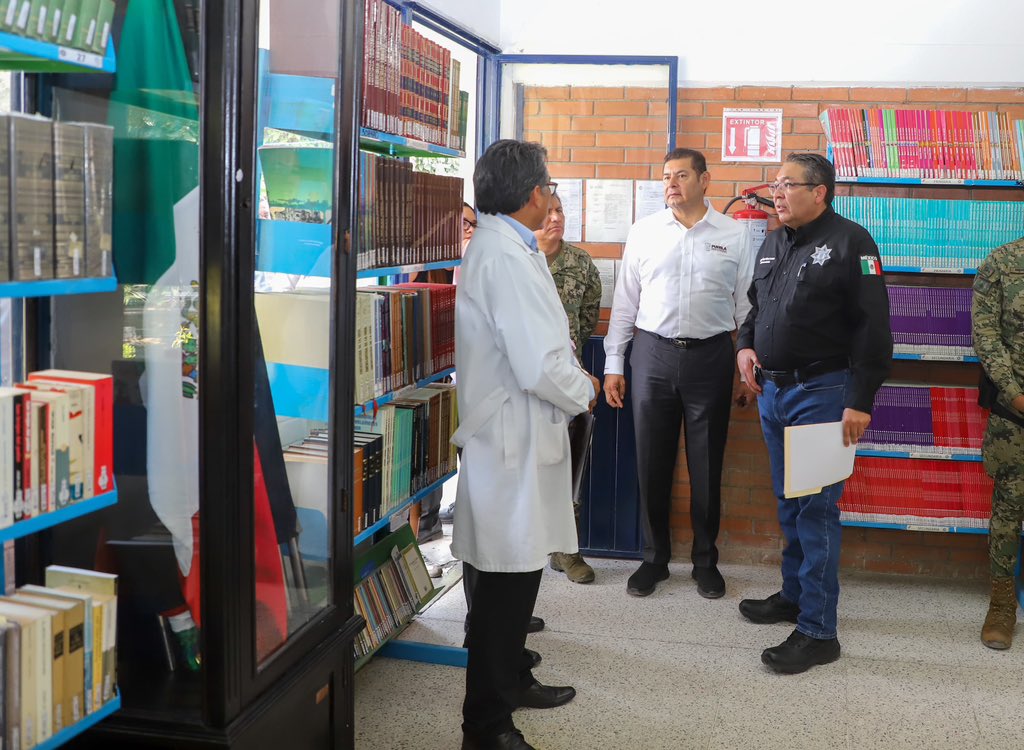 armentapuebla_'s tweet photo. 🚔 Por la dignificación del Centro Penitenciario de San Miguel.

Comprometidos con los derechos humanos, supervisamos las instalaciones del penal de San Miguel para garantizar espacios dignos y servicios adecuados. Junto al Vicealmirante Francisco Sánchez y la Fiscal General, @idamis35, recorrimos áreas clave como monitoreo, talleres y cocina. 🙌🏼

Con el respaldo de nuestra presidenta, la Dra. @Claudiashein, seguimos transformando el sistema penitenciario en Puebla. ⭐️👮🏻‍♂️

#PorAmorAPuebla 
#PensarEnGrande