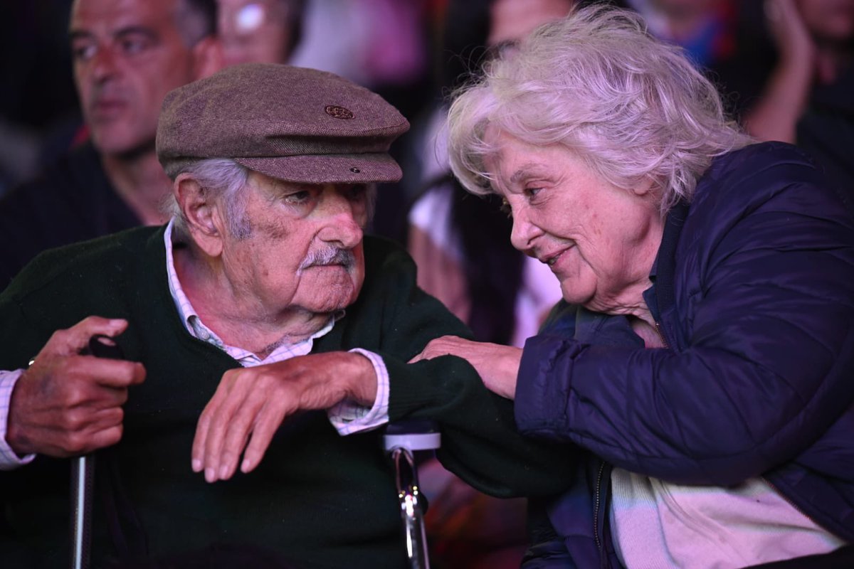 Frente_Amplio's tweet photo. Celebramos una vida de lucha y compromiso, celebramos a José "Pepe" Mujica, símbolo de resistencia y humildad. Un compañero de todas las horas que nos mostró que la coherencia y el compromiso van más allá de las palabras.

Su historia es la nuestra. Su legado nos impulsa a seguir construyendo un país más justo para todos y todas.
🔴🔵⚪ Gracias, Pepe.