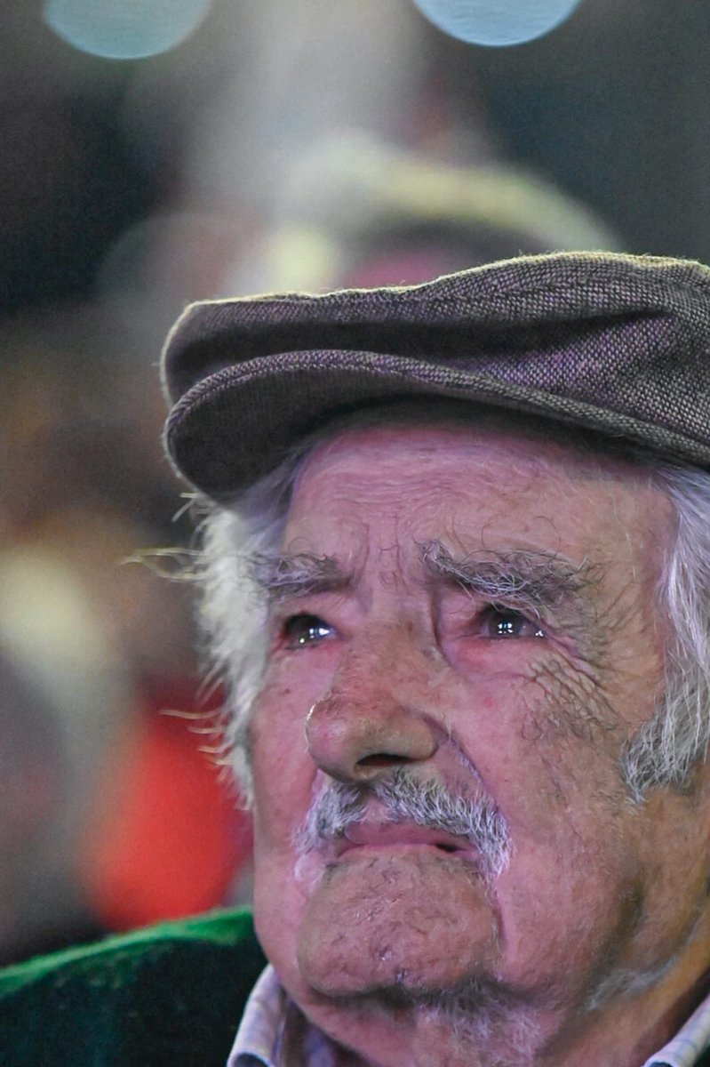 Frente_Amplio's tweet photo. Celebramos una vida de lucha y compromiso, celebramos a José "Pepe" Mujica, símbolo de resistencia y humildad. Un compañero de todas las horas que nos mostró que la coherencia y el compromiso van más allá de las palabras.

Su historia es la nuestra. Su legado nos impulsa a seguir construyendo un país más justo para todos y todas.
🔴🔵⚪ Gracias, Pepe.