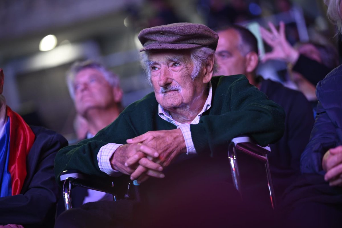 Frente_Amplio's tweet photo. Celebramos una vida de lucha y compromiso, celebramos a José "Pepe" Mujica, símbolo de resistencia y humildad. Un compañero de todas las horas que nos mostró que la coherencia y el compromiso van más allá de las palabras.

Su historia es la nuestra. Su legado nos impulsa a seguir construyendo un país más justo para todos y todas.
🔴🔵⚪ Gracias, Pepe.