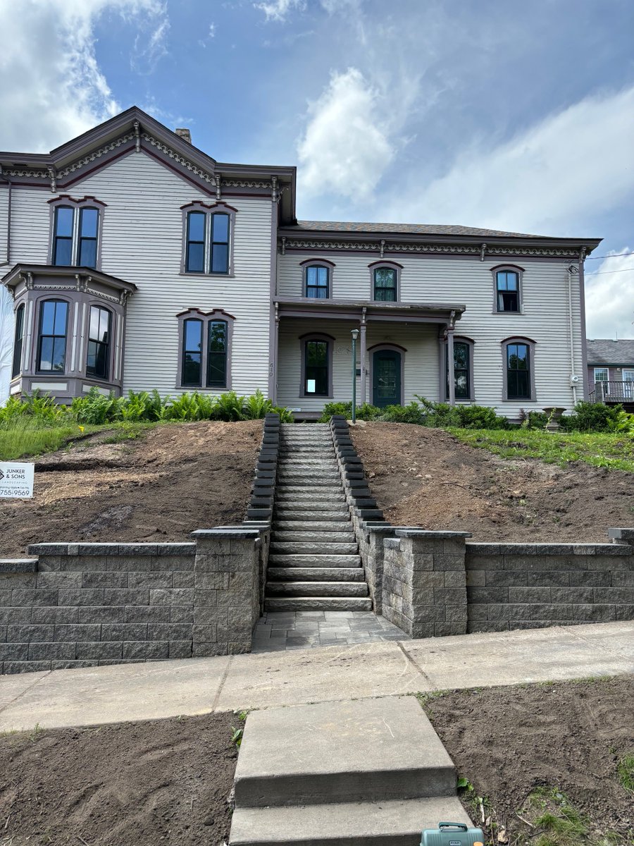 JunkerNsons's tweet image. We love new projects! Check out this amazing retaining wall and stone staircase!

#stonesteps #retainingwall #landscaping