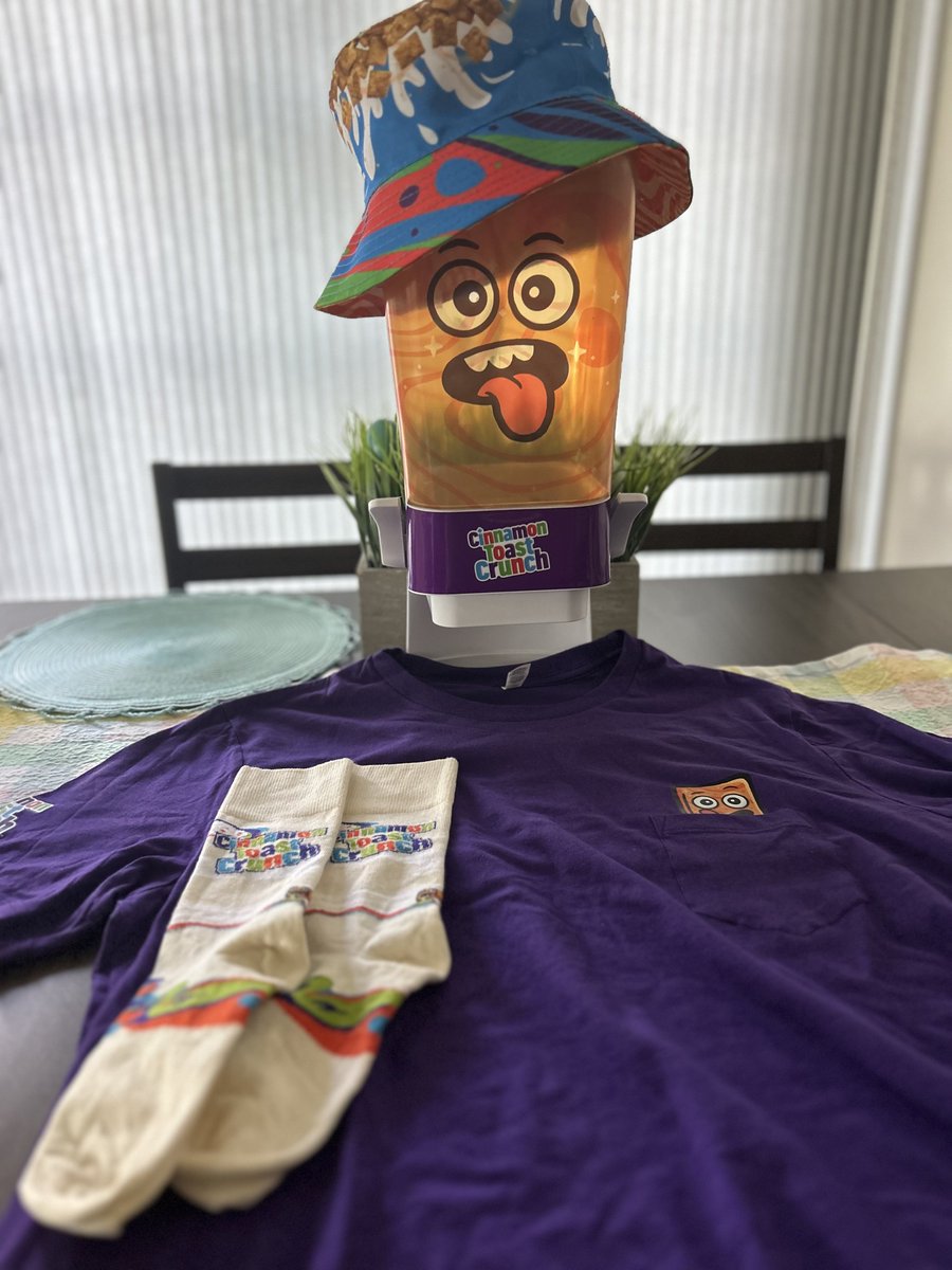 Cerealbros1's tweet image. Got that new merch and new cereal dispenser! @CTCSquares and @GeneralMills always killing it!! #cereal #cinnamontoastcrunch #flyguy #generalmills