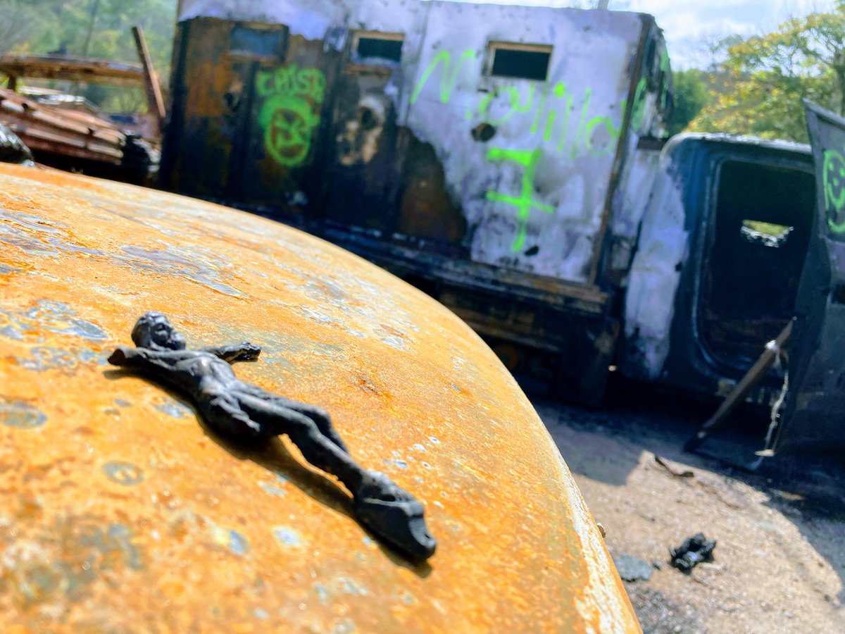 Sobreviviente. 

Un crucifijo entre “monstruos” (vehículos blindados por el narco) calcinados en Tumbiscatío. Michoacán, zona disputada por dos grupos de la delincuencia organizada. Foto (Marzo 2024)

#HistoriasEnTierraDeNadie