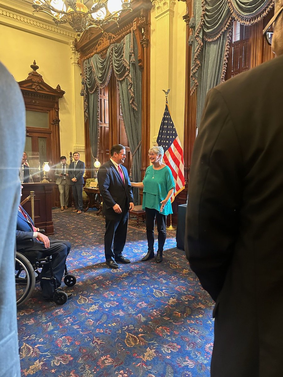 BrendaHowardMus's tweet image. This was a full circle moment for me. It was my honor to personally thank @DougDucey for Arizona #SchoolChoice. It saved my son. I am blessed to support @GregAbbott_TX as he provides the same opportunities for the parents of Texas. Stand strong #txlege #txed 🍎❣️🍎