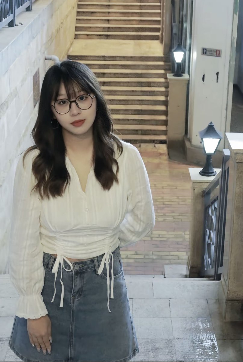 『最爱眼镜妹第288期』［原创］港妹朋友，低调有内涵。
评分：9.0💓
＃自信女人 ＃眼镜妹 ＃眼镜控 ＃反差 ＃清纯女大 ＃眼镜女生 ＃有点东西 ＃好身材 ＃反差婊 ＃小清新