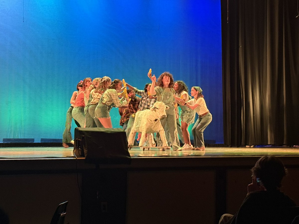 hhs_prncpl's tweet image. Musical Theatre Spring Showcase 2025 ! Amazing performances by our CFA MT Warriors! @HenricoHighSch 💚💛