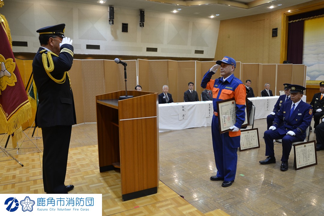 消防功労者表彰伝達式を開催しました🔥
消防庁長官による永年勤続功労者表彰で、本市消防団員が栄えある受章を果たしました。今後も地域の安心・安全のために全力で取り組んでいきます。
地域の皆様にも消防団活動の重要性を知っていただけることを願っています。fvkazuno.jp/news/1338