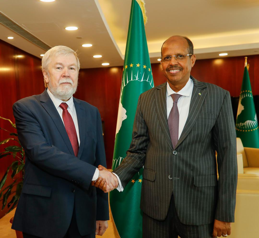 IsmailHamare77's tweet photo. @_AfricanUnion H.E. Mahmoud Youssouf @ymahmoudali Chairperson of the AU Commission, received H.E. Mr. Evgeny E. Terekhin, Ambassador of the Russian Federation to Ethiopia. Ambassador Terekhin conveyed a message of goodwill from his government and congratulated the Chairperson https://t.co/sJ7wXw466p