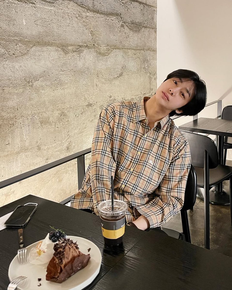 FROMHW2's tweet photo. 채형원 인스타에서 많이 본 자세 https://t.co/m6kYbUWF1y