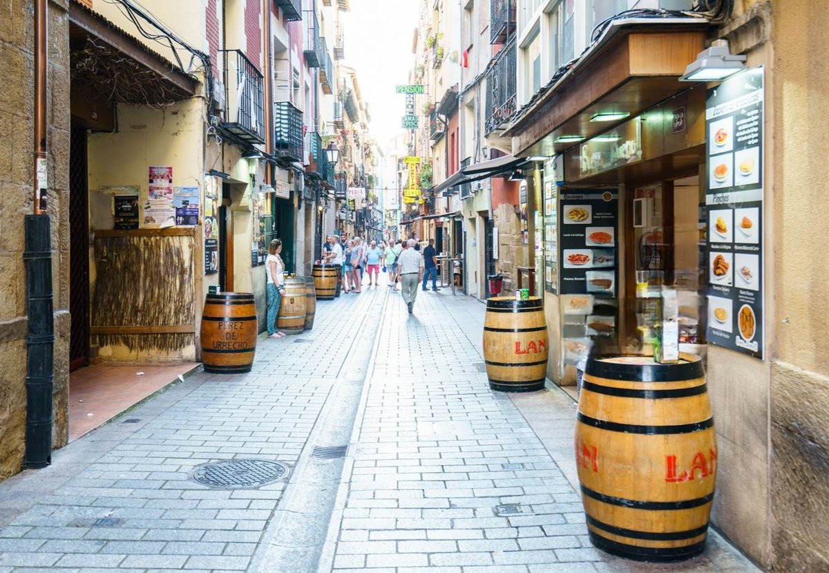#Logroño tiene un ambiente animado que da la bienvenida a turistas y visitantes que conocen la ciudad recorriéndola a pie 🍷 #Vino #vine #spanish #spanichvine #LaLaurel <a href="/AytoLogrono/">Ayuntamiento Logroño</a> <a href="/ADHalliwell/">ADHalliwell</a>