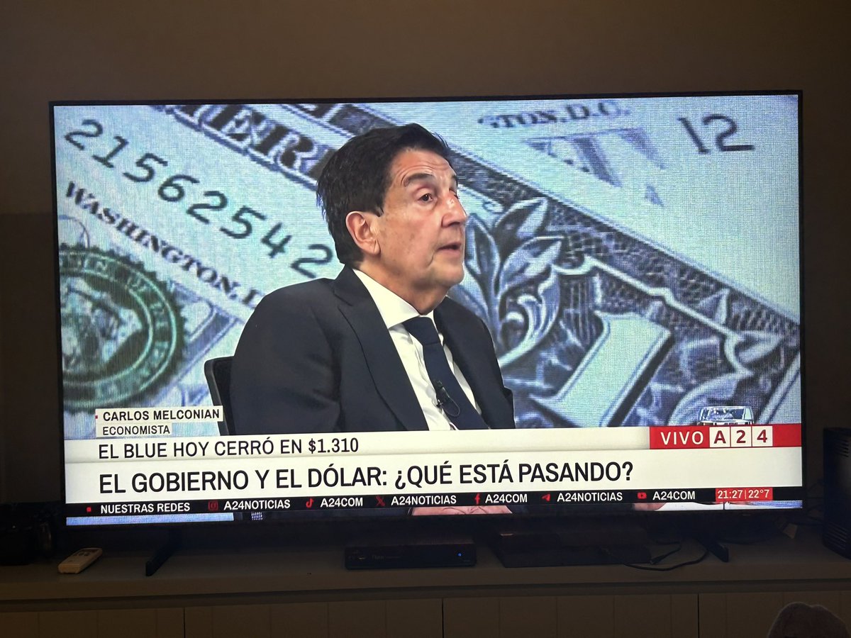 cabesmart's tweet photo. En cualquier país del mundo este tipo no es ni chofer de colectivo escolar. 
Al que le va bien es el que le vende la tintura para el pelo. @CarlosMelconian https://t.co/TgYMt4T9KS