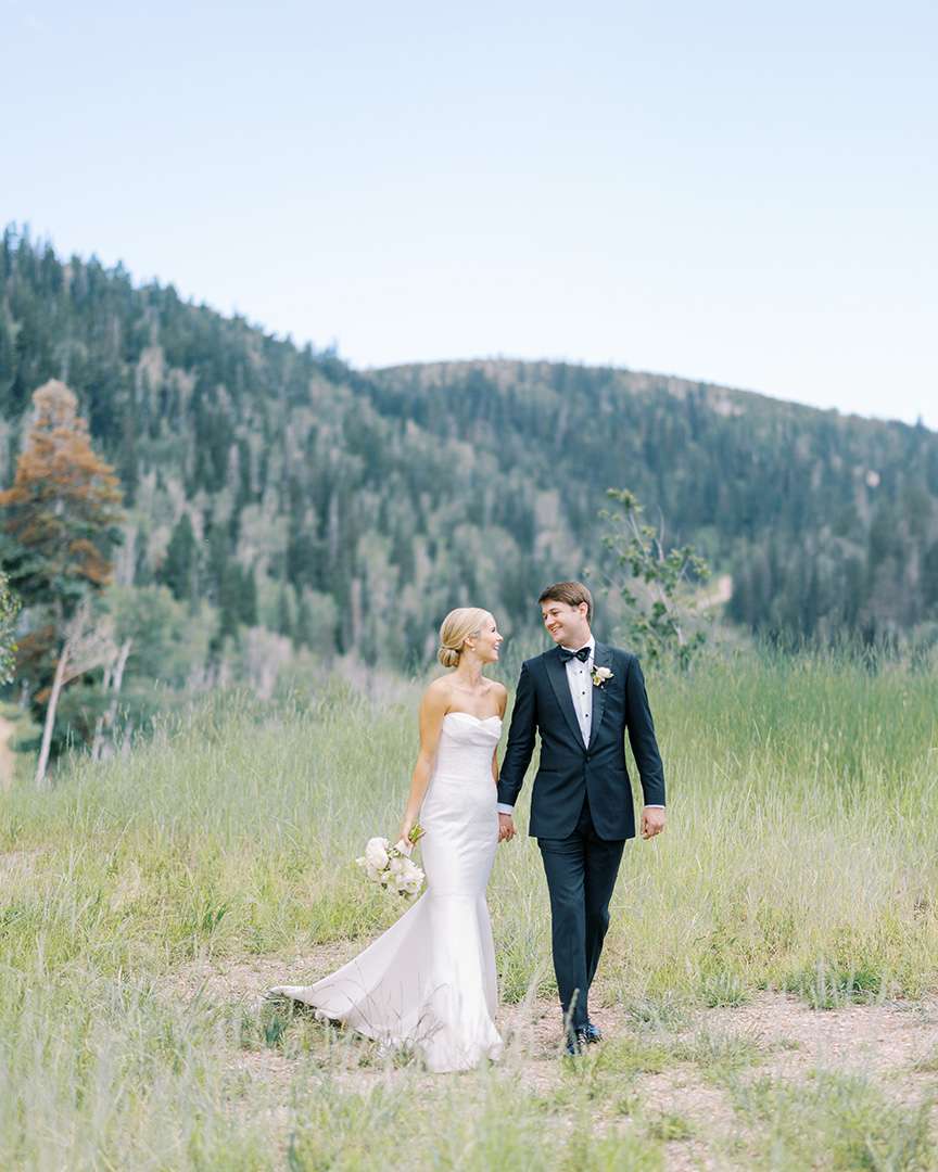 steinlodge's tweet image. The beauty of a summer wedding at Stein Eriksen Lodge is simply unmatched.

Planner: @melissa_fancy 
Photographer: @carlaboecklin 
Florals: @artisanbloom