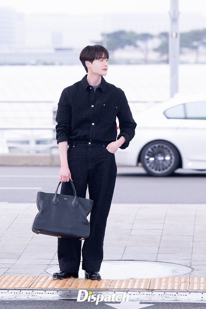 LJSmyboo's tweet photo. Anywhere he walks becomes a runway.

#LeeJongSuk https://t.co/JxqJ4RJCDH