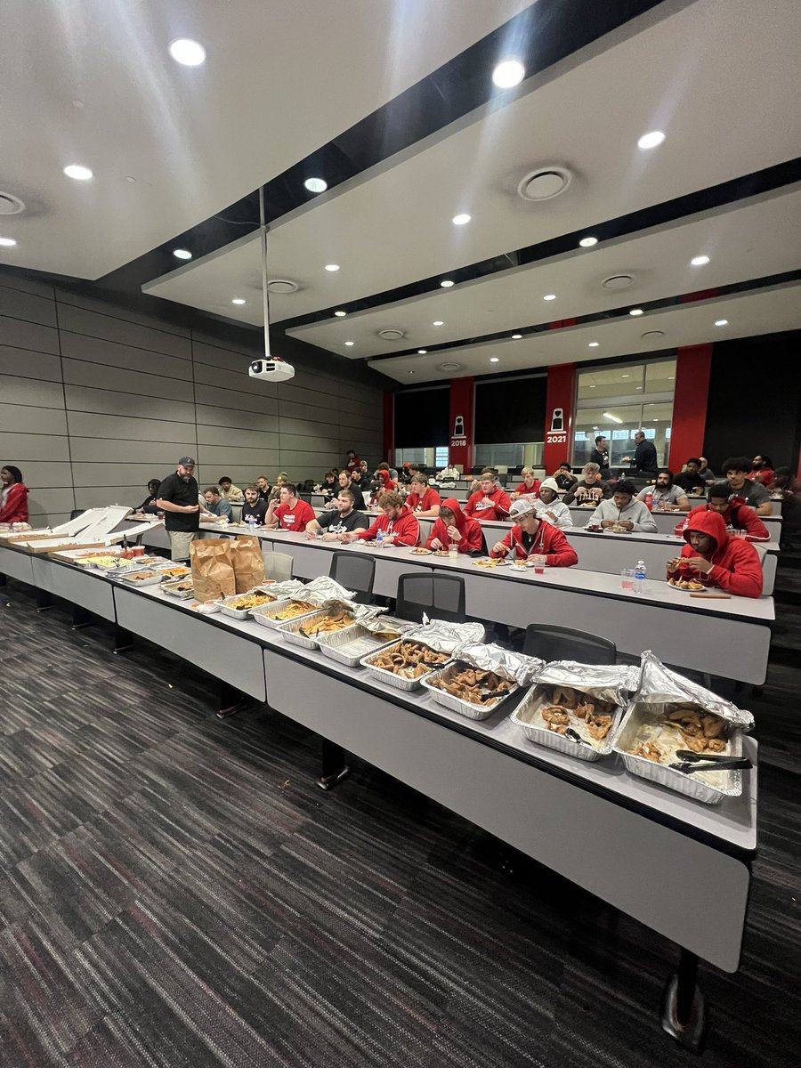 tyboles3's tweet image. Family Gathering before we start Spring Ball tomorrow‼️ Can’t wait to see these guys compete and fly around as a unit #1PACK | #TheHardWay