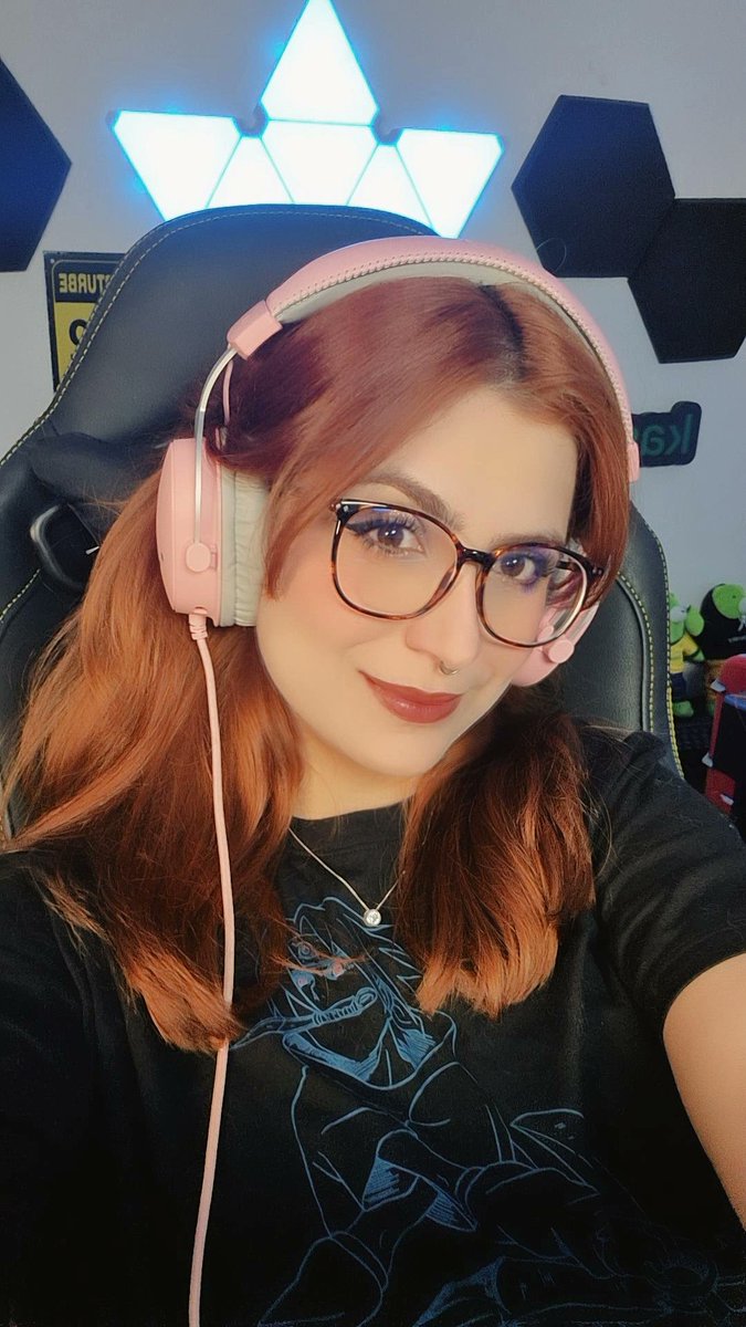 Ao vivo agora na #Twitch!
Hoje a Live é importante, quem puder aparecer vai ajudar bastante!!! 💜

Twitch.tv/Nanda