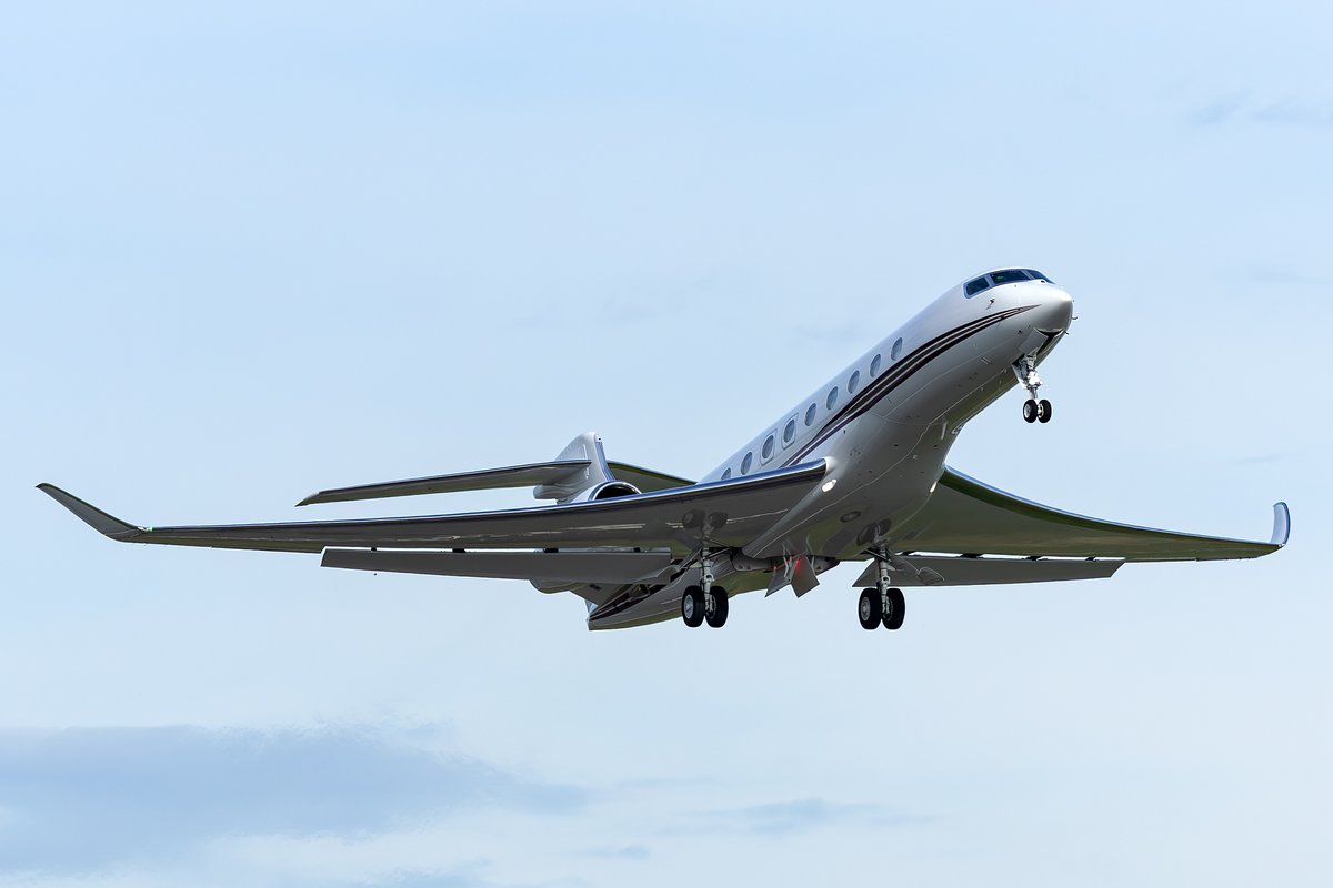 Sabian404's tweet image. G700 departing Portland for Tokyo this morning. Positioned myself toward the end of the runway but it ended up way less than I expected. Oh well, but also... impressive.