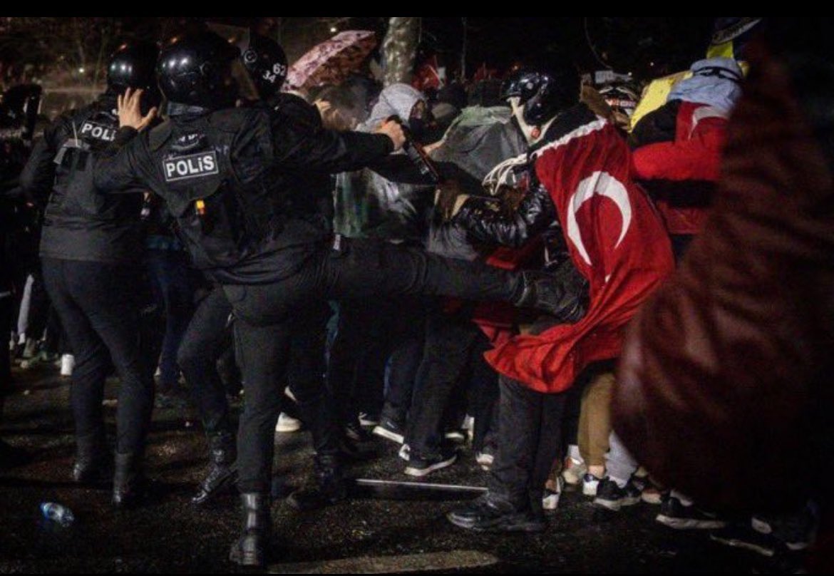#SonDakika | PKK’lılara pamuk şeker veren polisimiz ODTÜ’de Türk bayrağı taşıyan çocuğa tekme atıyor.