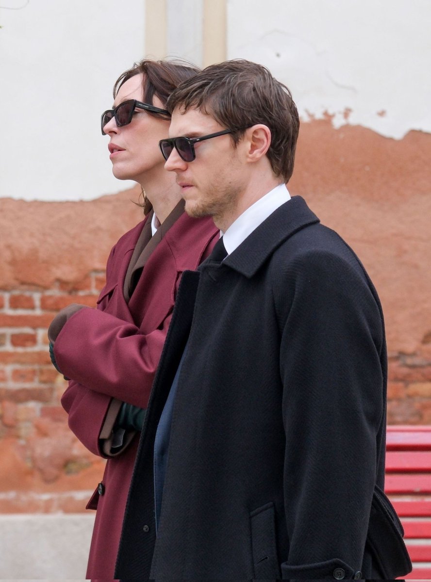 🚨 80 novas fotos UHQ do Evan Peters gravando em Venice, Itália em 26/03. 📸 Confira todas as fotos: evanpetersbr.com/galeria/thumbn…