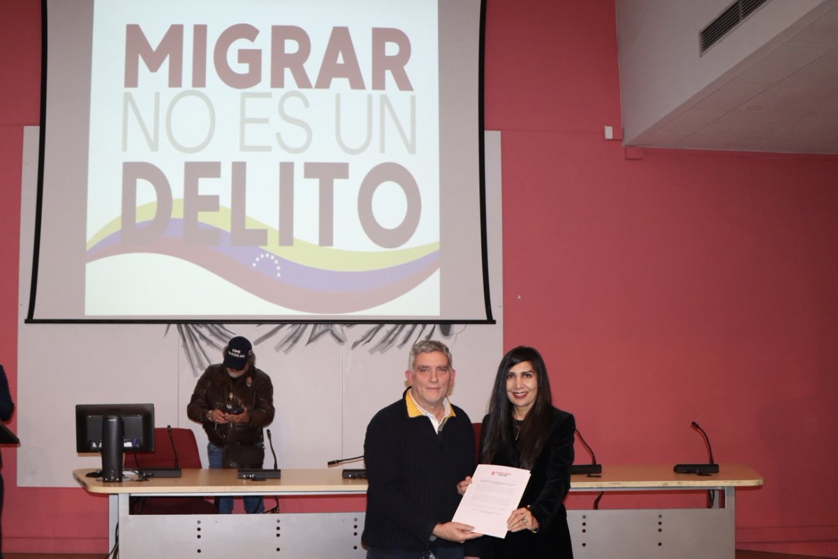 EmbaVEespana's tweet photo. Condenan en Madrid la deriva trumpista contra la migración venezolana #RespetoALosVenezolanos #MigrarNoEsUnDelito https://t.co/Y8jmzbzQkX https://t.co/NltfGBbNr1