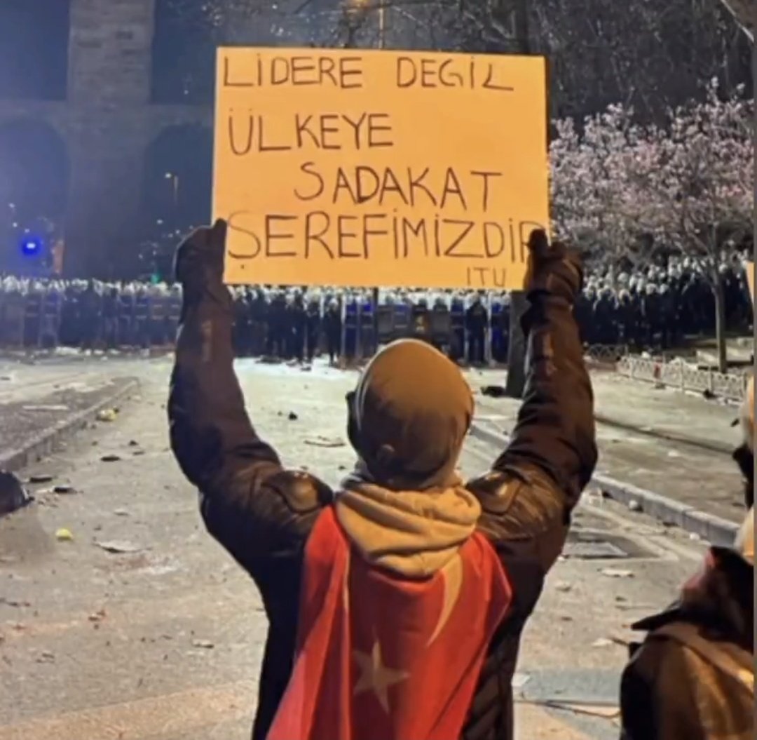 Eylemdeki kişiler ülkücü değil. 
Vatansever Türk gençleri. 
Arada çok fark var, karıştırmayalım lütfen.