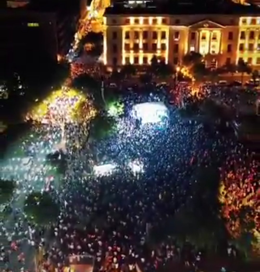 Así nomas.

El pueblo está harto.

Fin.