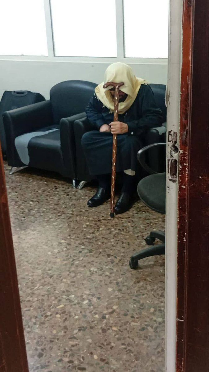 مصدر أمني في مطار دمشق الدولي 
مفتي النظام البائد تنكر بشخصية معاق وجواز سفر مزور خلال محاولته الهروب من البلاد