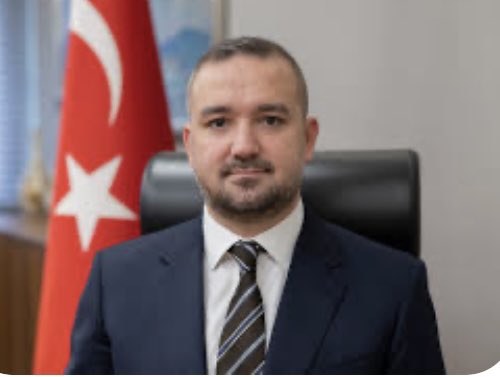 İKİ İSİM.

1- FATİH KARAHAN.

Merkez bankası başkanı;

Göreve geldiğinden beri Merkez bankasının rezervlerini artırdı.

Hem dolar hem altın cinsinden hesapladığınız da 170 milyar doları aşan bir Rezerv bu MB tarihinde bir rekor

Geçen hafta Eİ nin gözaltına alınmasıyla beraber