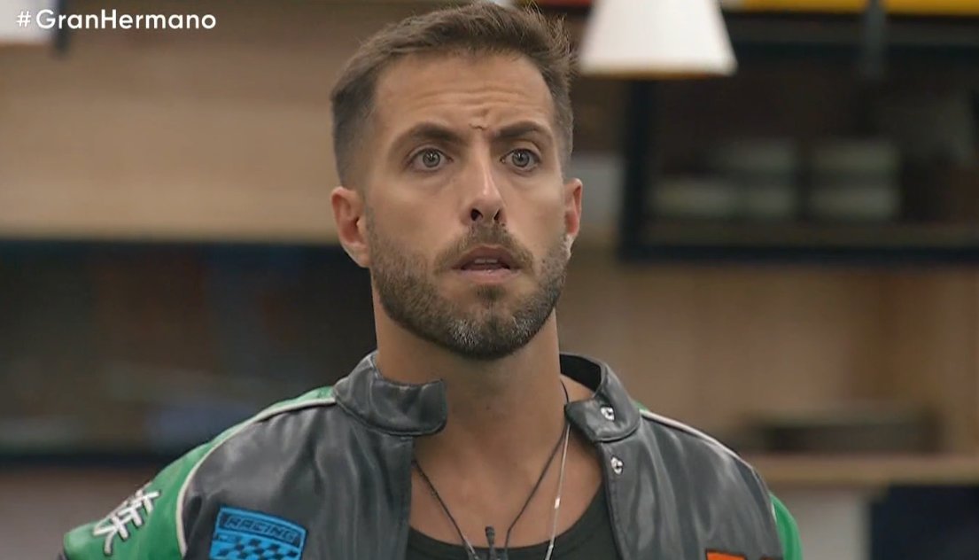eeemiliano's tweet photo. Furia le dejó la famosa campera a Bati.
#GranHermano https://t.co/RN1WvD6LMH