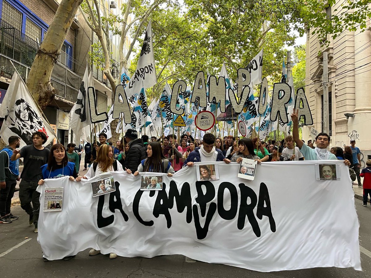 lacampora_univ's tweet image. 🤍 • A los largo y a lo ancho del país, miles de compañeros y compañeras del interior movilizaron para decirle nunca más a la miseria planificada.
#FMINuncaMás