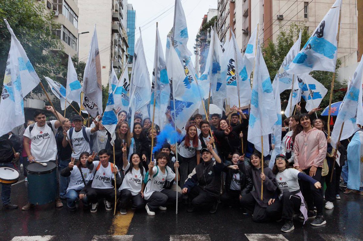 lacampora_univ's tweet image. 🤍 • A los largo y a lo ancho del país, miles de compañeros y compañeras del interior movilizaron para decirle nunca más a la miseria planificada.
#FMINuncaMás