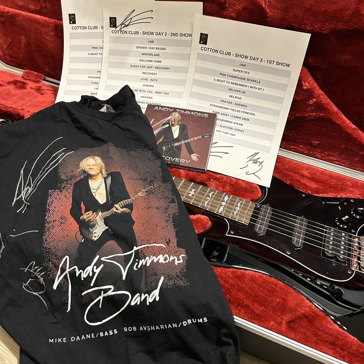 andytimmons_ota's tweet photo. やっと、アンディ（#AndyTimons）のニューモデルATZ300の音出しができました。

アンディが弾いている音を聴くと、AT+などの歪みの量が多いサウンドが僕の好みで、ヘヴィよりなサウンドととても相性が良いなと感じました。

ところで・・・

ライブに出会った方に「アンディを知ったきっかけは何ですか？」と聞いたところ、一番多かった答えがヤングギターのDVDです！でした。（恐らく2002年12月号）

ぜひ、アンディを知ったきっかけを教えてください。

ちなみに僕は、1stアルバムをヤングギターで見たのがきっかけで、ギターのフレットが渦を巻いているジャケットからこのギタリストは凄そうと思い買ったのがきっかけでした。