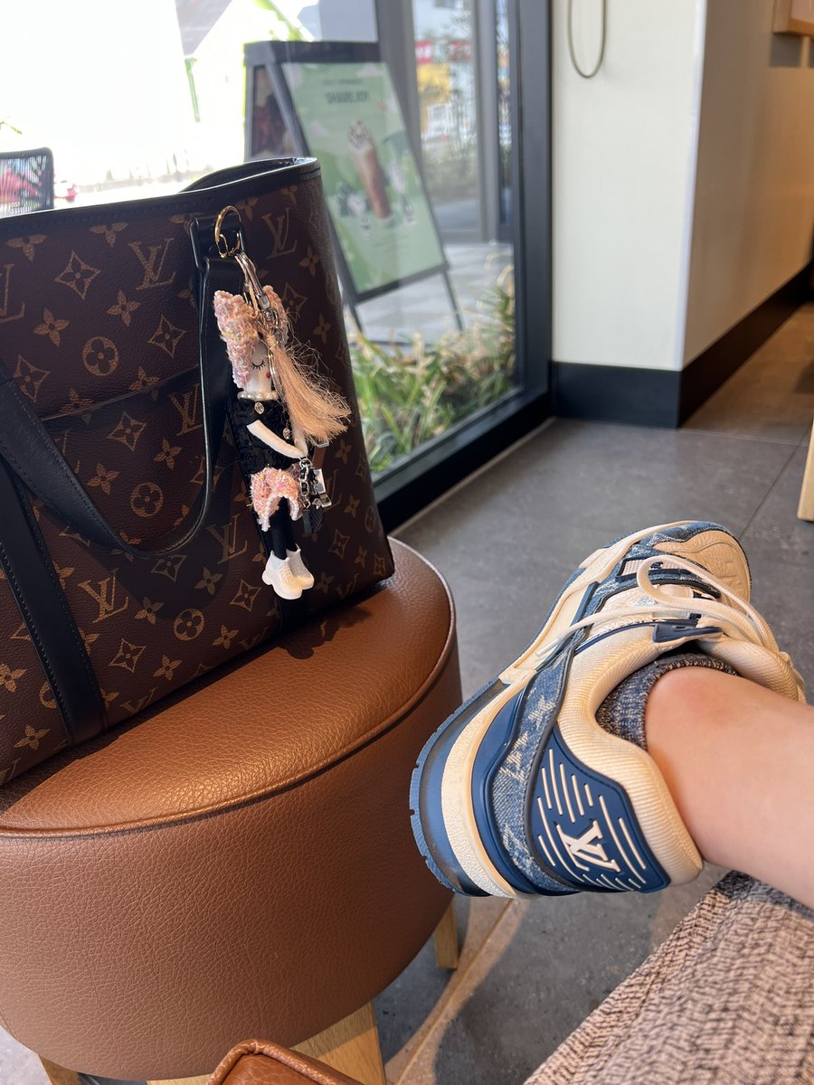 hitw888's tweet photo. 朝は静かな音楽で一日を始め、外出先で仕事を終えた後にスターバックスでひと休みしました。コーヒー豆はスマトラを選び、その力強い味わいで目が覚めるようでした。

#スタバ休憩 https://t.co/CiW7Dv1kXK
